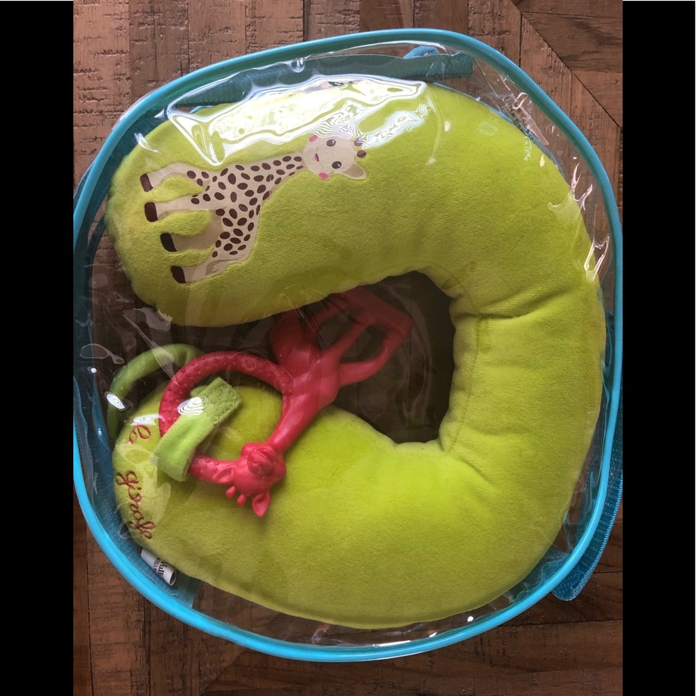 Travel pillow for toddler Sophie la girafe